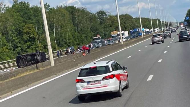 E40 in Haasrode afgesloten na ongeval tussen personenwagen en bestelwagen: “Eén persoon zwaargewond afgevoerd”