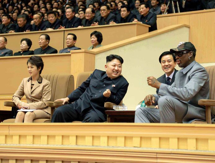 Kim Jong-un en Dennis Rodman kunnen het goed met elkaar vinden. In 2014 woonden ze in hoofdstad Pyongyang een basketbalwedstrijd bij tussen Noord-Koreaanse en voormalige NB-spelers.