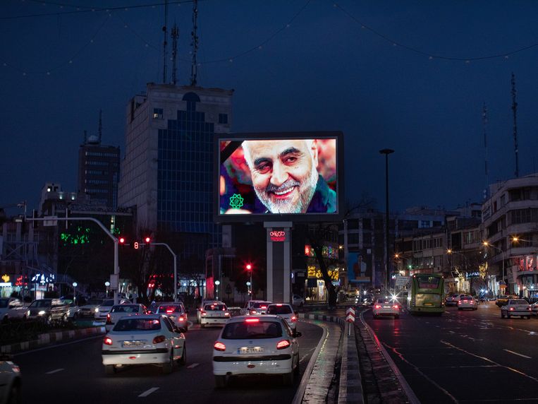 Op een billboard in de Iraanse hoofdstad Teheran prijkt een foto van de door de VS geliquideerde generaal Qassem Soleimani.  Beeld Kaveh Rostamkhani