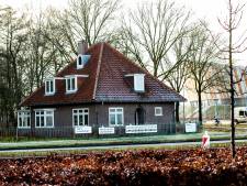 Gids vertelt tijdens wandeling over ontruiming het Apeldoornsche Bosch, deze maand 80 jaar geleden 