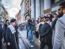 Protestacties verstoren stoet voor jarige UGent: “Besparingen worden sociaal bloedbad”