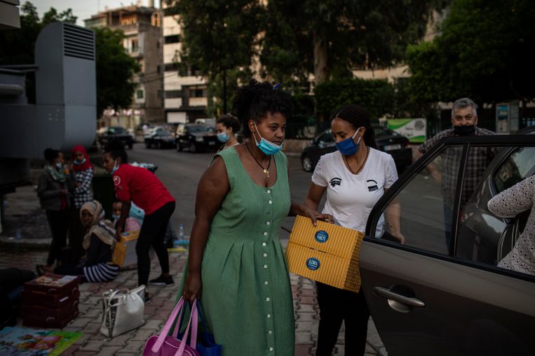 Bij het Ethiopisch consulaat wachten ontslagen dienstmeisjes op hulp. Beeld RV -