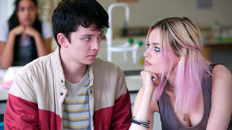 Asa Butterfield en Emma Mackey in ‘Sex Education’ Beeld 