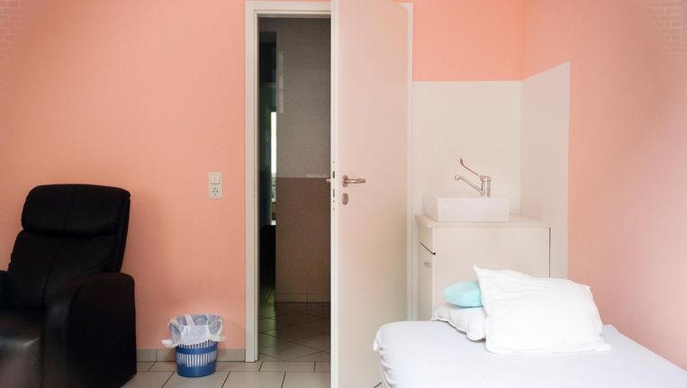 Een behandelkamer in de alternatieve kankerkliniek van Klaus Ross in het Duitse Bracht. Beeld anp