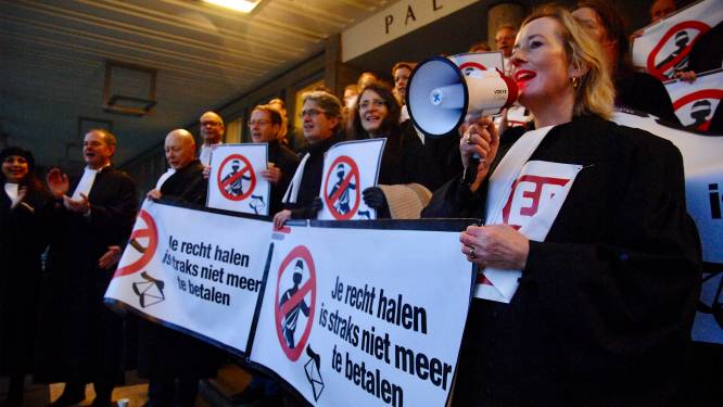 Advocaten demonstreren in toga tegen bezuinigingswoede minister Dekker: ‘Sander is een schande’
