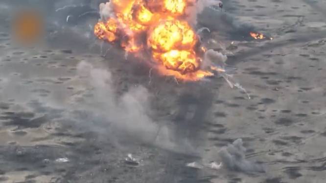 KIJK. Oekraïense troepen vernietigen volledige colonne van Russische tanks in één klap met tactische hinderlaag