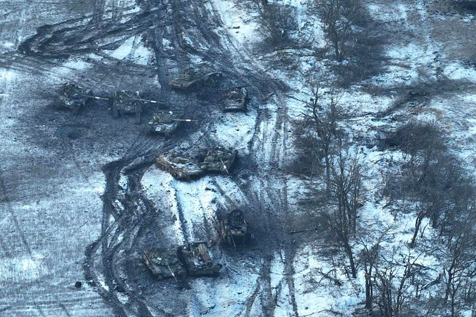 Beeld van deze maand, zopas gedeeld door het Oekraïense leger: beschadigde Russische tanks ergens in een veld na een poging om Vuhledar aan te vallen.