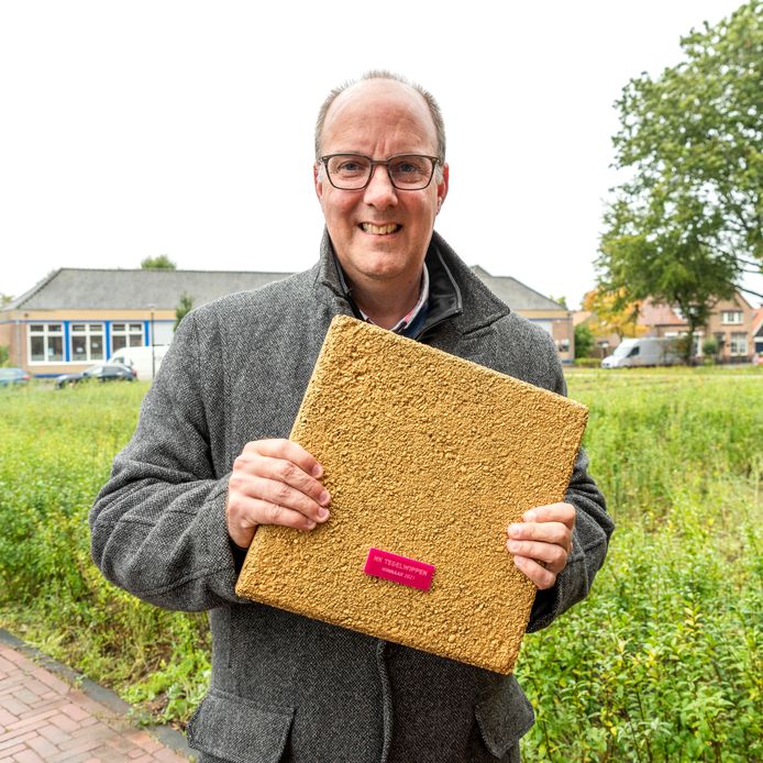 Rucphen, Moreno Molenaar/Pix4Profs

Rene Lazeroms met gouden tegel NK Tegelwippen EEN OPDRACHT!