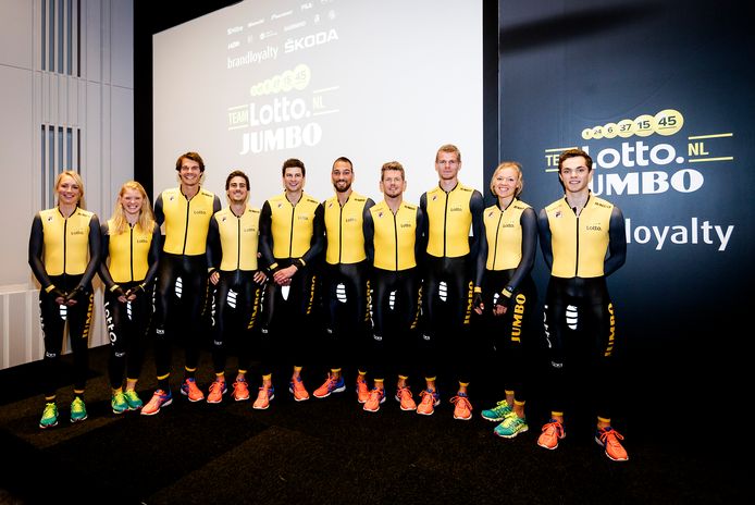 Ploegfoto tijdens de teampresentatie van schaatsploeg Team LottoNL-Jumbo.
