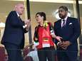 Hadja Lahbib arbore le brassard “One Love” aux côtés du président de la FIFA lors de Belgique-Canada