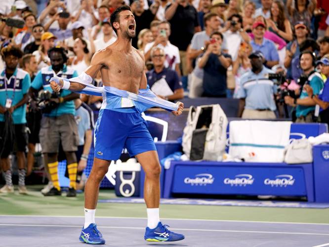 KIJK. En of het deugd deed: Novak Djokovic scheurt t-shirt aan flarden na revanche tegen Carlos Alcaraz