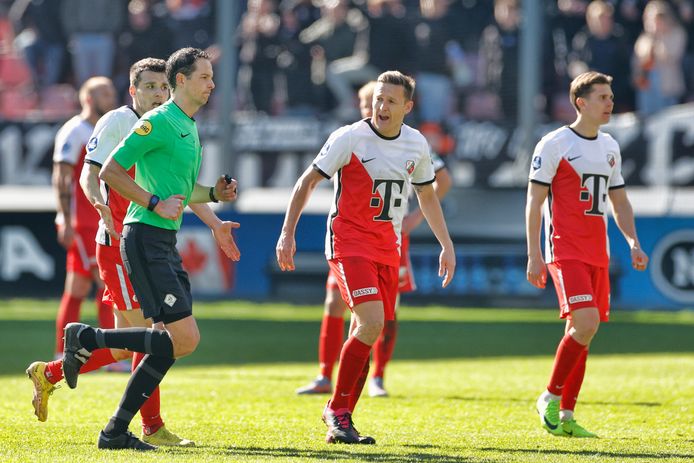 VAR en arbitrage zitten ploeterend FC Utrecht dwars tegen FC Volendam | Eredivisie | AD.nl