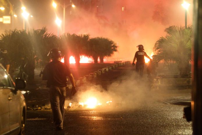 Oproerpolitie in actie in Saint-Denis-de-la-Réunion.