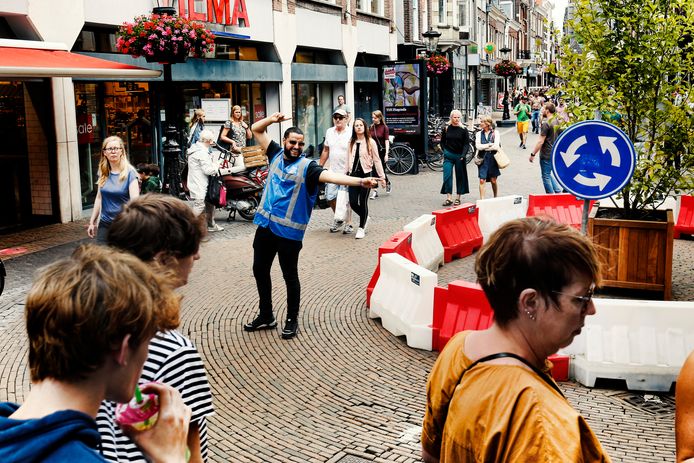 Burgemeester Sharon Dijksma roept Utrechters op om zich verantwoordelijk te gedragen als de coronamaatregelen 28 april worden versoepeld.