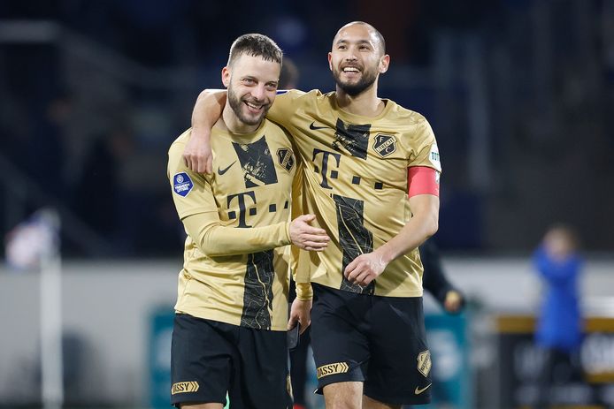 Bart Ramselaar en Mark van der Maarel vieren de overwinning in Friesland.