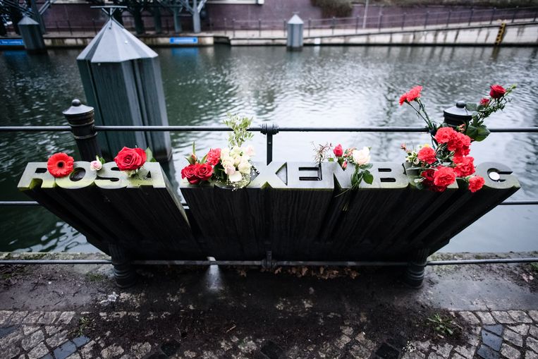 Bloemen bij de plek waar Rosa Luxemburgs lichaam in 1919 in het Berlijnse Landwehrkanaal werd gedumpt. Beeld EPA