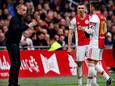 John Heitinga overlegt met Steven Berghuis en Dusan Tadic tijdens de Klassieker tegen Feyenoord.
