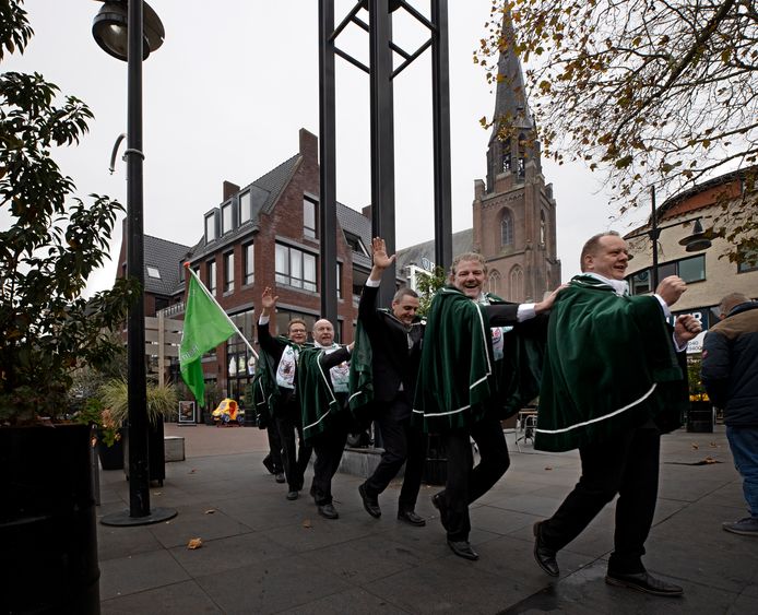 Polonaise van De Ao-Kanters bij de klok op de Markt.
