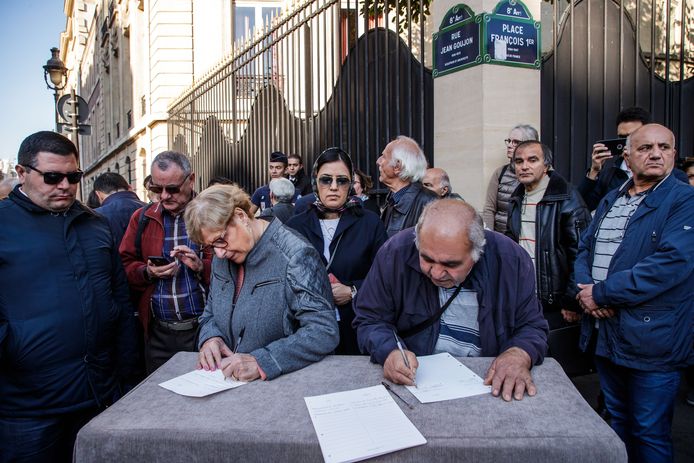 Mensen tekenen het rouwregister voor Charles Aznavour.
