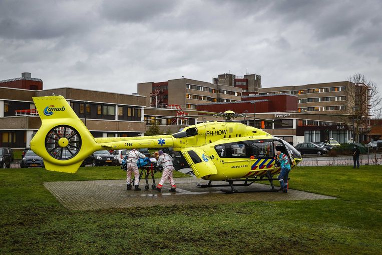Een coronapatiënt in Almelo wordt overgebracht naar een ziekenhuis in het Duitse Dortmund. Beeld EPA