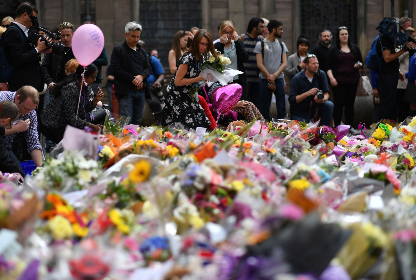 Een bloemenzee op St. Ann's Square in Manchester, ter nagedachtenis aan de slachtoffers.