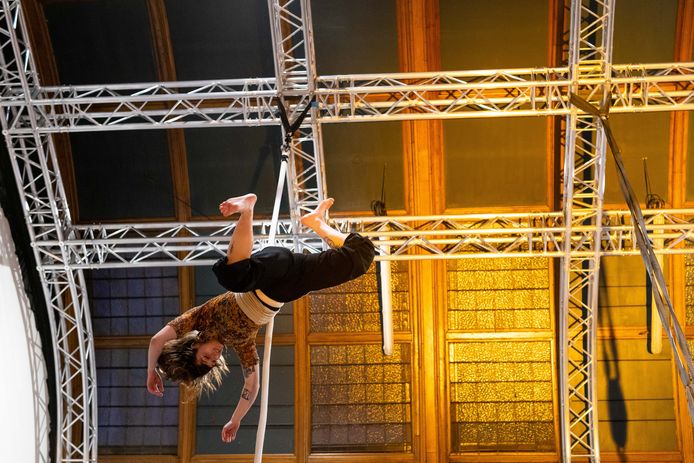 Dana Rimdjonoka (25) in actie in de 8,5 meter hoge Circus Kapel in Den Bosch. ,,Ik wil graag in Nederland blijven en deze ruimte biedt mij kansen.”