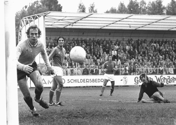 André van Gerven (l), Adrie van Kraaij en Willy van der Kuijlen zien een kopbal van Aad den Butter in het doel verdwijnen. PSV won op 29 september 1974 in Rotterdam toch met 1-3 van Excelsior.