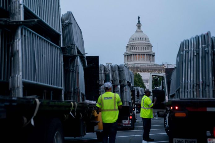 Veiligheidsbarricades worden opgezet voor het Amerikaanse Capitool in Washington DC in aanloop naar de voorgeleiding van voormalig president Donald Trump.