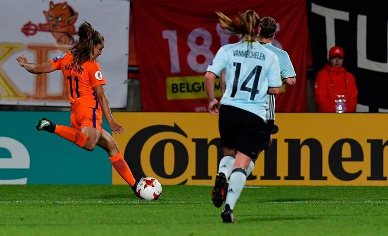Lieke Martens scoort tegen België de 2-1. Beeld afp