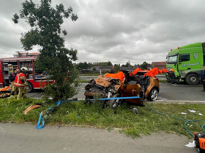 De verhakkelde Opel na de frontale botsing met de vrachtwagen langs de Kanaalweg in Zwevegem.
