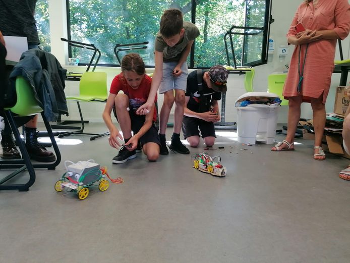 De jongeren maakten op zomerkamp hun eigen robot.