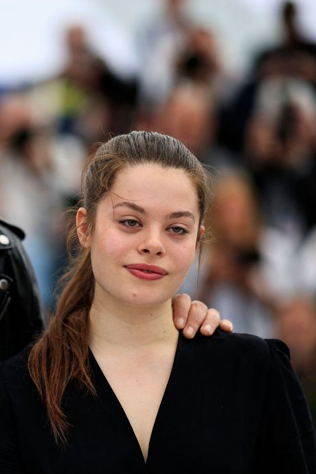 “Grosse et laide”: la fille de Benjamin Biolay cible de vives critiques à Cannes, son père prend sa défense