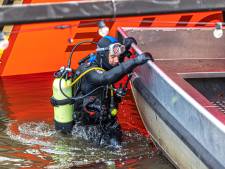 Eigenaar Rondvaart Zwolle redt als volleerd duiker 9 motoren uit zijn gezonken schip in stadsgracht