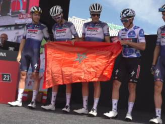 KIJK. “Moeilijke periode voor Oumi”: Remco Evenepoel toont op podium Marokkaanse vlag als steunbetuiging