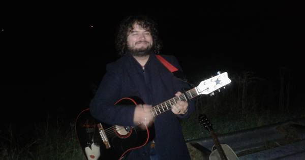 In het pikkedonker lopers '80' oppeppen met gitaarmuziek - BN DeStem