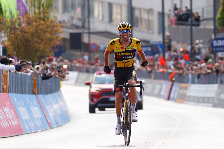 Een van de laatste echt gelukkige momenten op de fiets voor Tom Dumoulin: toen hij Koen Bouwman aan de ritzege hielp in de meest recente Giro d'Italia.  Beeld AFP