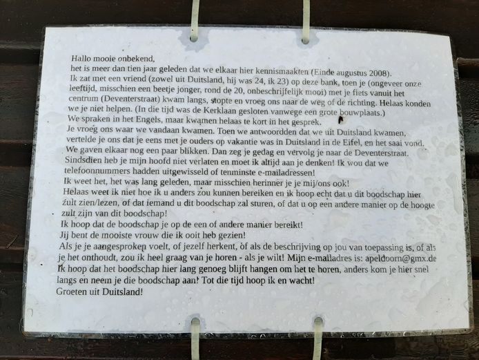 Het briefje, vastgemaakt op het bankje aan de hoek Deventerstraat met de Kerklaan.
