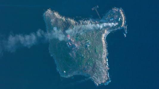 Op een luchtfoto van Slangeneiland is een rookpluim te zien. 
