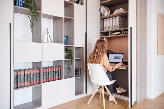 Een bureauhoekje kan je niet alleen inrichten op een overloop of mezzanine, maar ook in een brede gang.