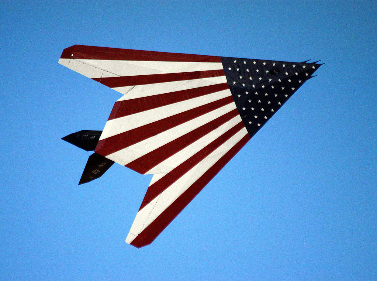 Een Stealth F-117-bommenwerper. De F-117 en andere vliegtuigen werden in het geheim getest in Area 51 in Nevada. UFO-aanhangers brengen de basis al jaren in verband met vliegende schotels. Beeld US Air Force