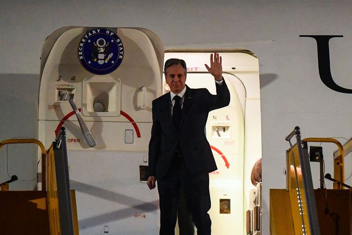 De Amerikaanse minister van Buitenlandse Zaken, Antony Blinken bij zijn aankomst in het Vietnamese Hanoi.
