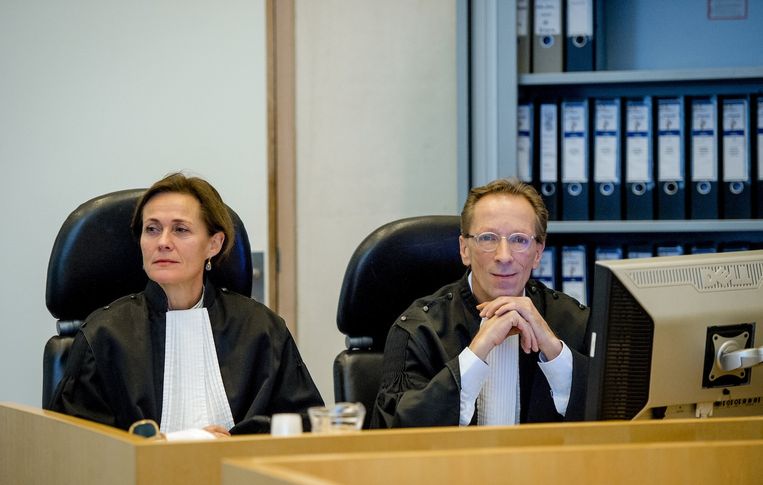 Officieren van Justitie Sabine Tammes (L) en Michiel van IJzendoorn voor aanvang van het requisitior vandaag Beeld anp