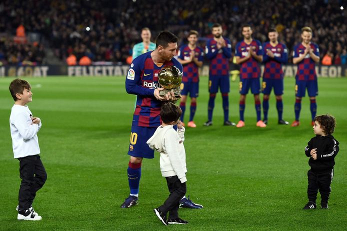 Lionel Messi met zijn meest recente Ballon d'Or.