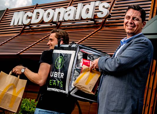 Manu Steijaert, baas van McDonald's Nederland, met een bezorger van UberEats. De fastfoodgigant bezorgt sinds vorig jaar ook in enkele grote steden.