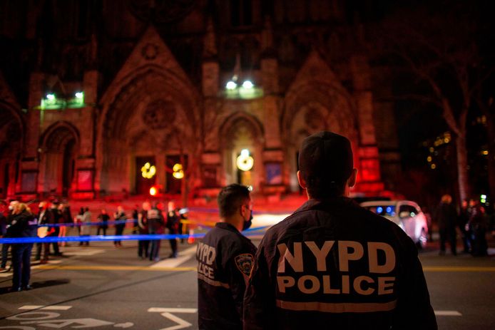 Agenten houden de wacht bij de kathedraal Saint John the Divine, in Manhattan. (13/12/2020)
