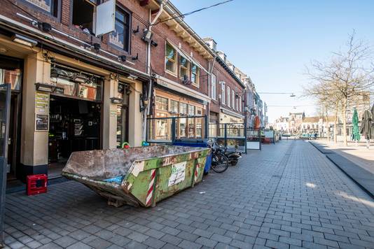 Een leeg centrum in Tilburg. Hier en daar wordt gewerkt.