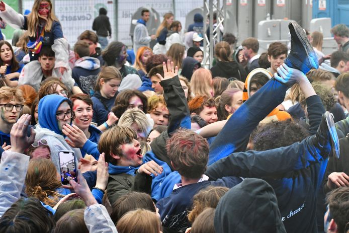 In Roeselare vierden ze de 50 dagen in plaats van de 100 dagen. De jongeren gingen vanaf 6u 's morgens uit de bol op het Polenplein.