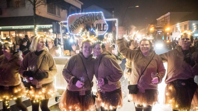 Weer lichtjesoptocht door verduisterd centrum van  Groesbeek
