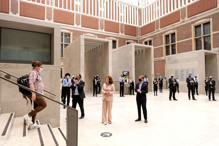 Minister Ingrid van Engelshoven van Cultuur en directeur Taco Dibbits heten de bezoekers welkom tijdens de heropening van het Rijksmuseum begin deze maand. Beeld ANP