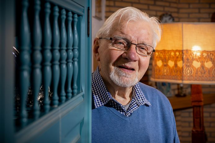 Zendeling (90) uit Zwolle brengt kerkgeschiedenis Kameroen in kaart ...